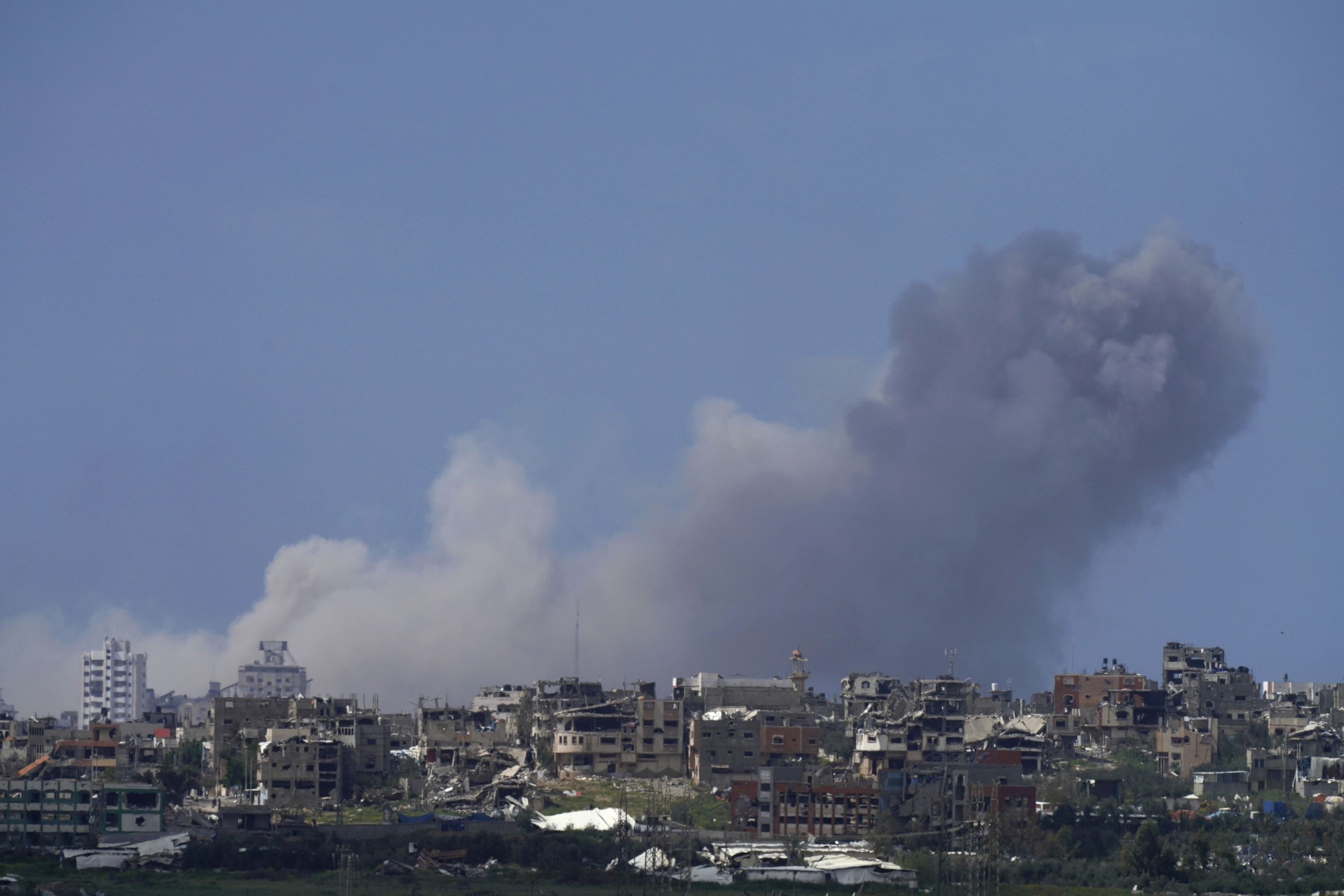 Israel asedia dos hospitales más de Gaza en medio de “bombardeos e intensos disparos” mientras mantiene el ataque de Al Shifa