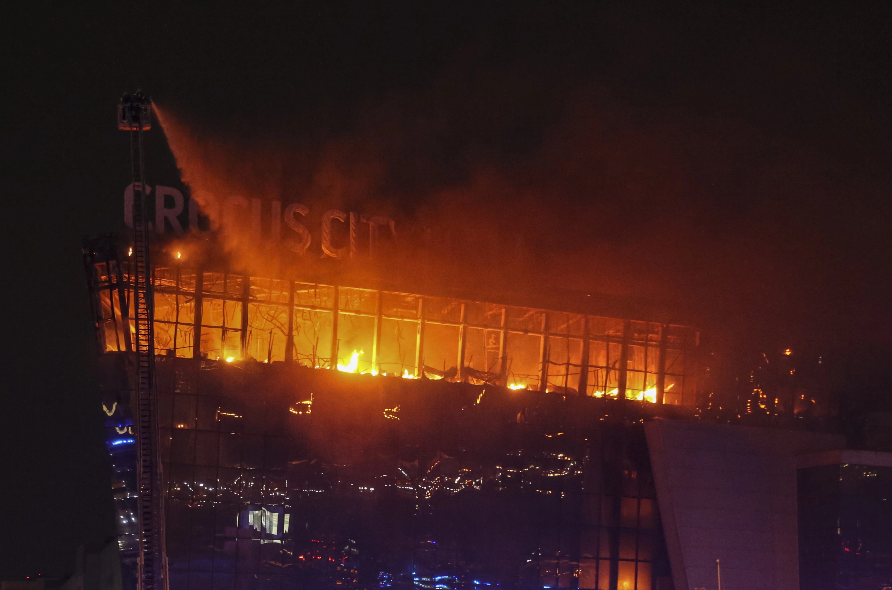 Qué se sabe del brutal atentado en la sala de conciertos en Moscú: cuántos terroristas atacaron y quién avisó a Putin