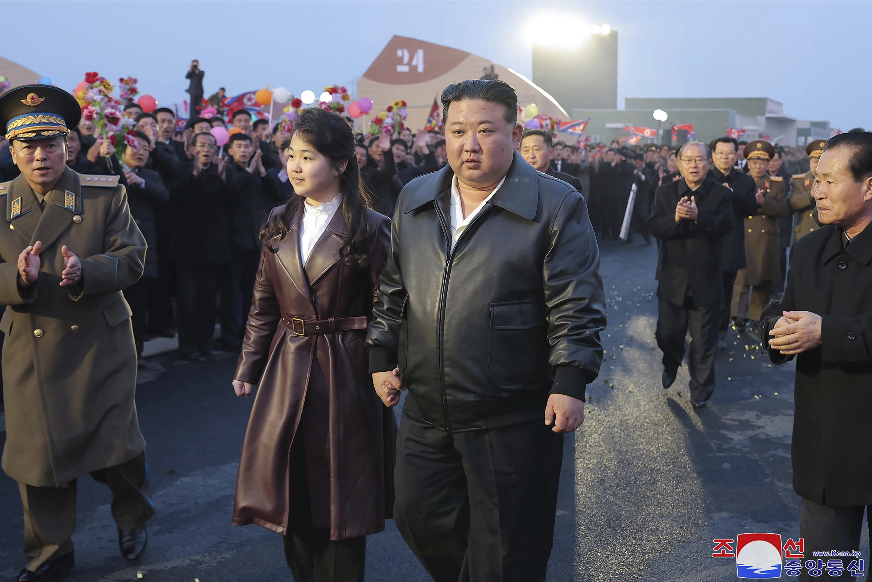 Kim Jong-un supervisa ejercicios miliares junto a su hija y pide preparativos para la guerra