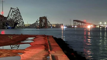 El mayor puente de Baltimore se derrumba tras el impacto de un carguero y varios coches caen al río