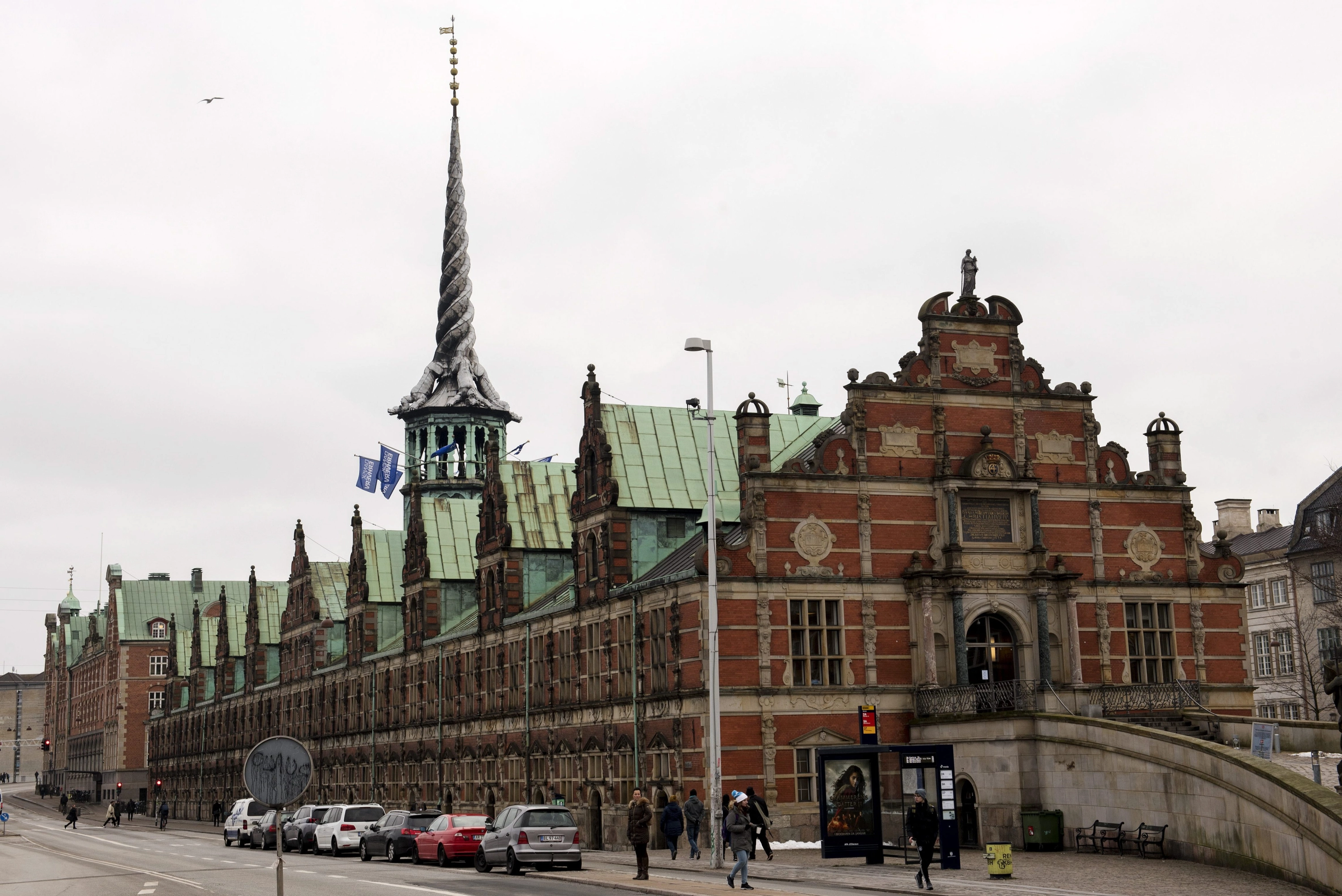 Se derrumba una fachada de la incendiada histórica Bolsa de Copenhague